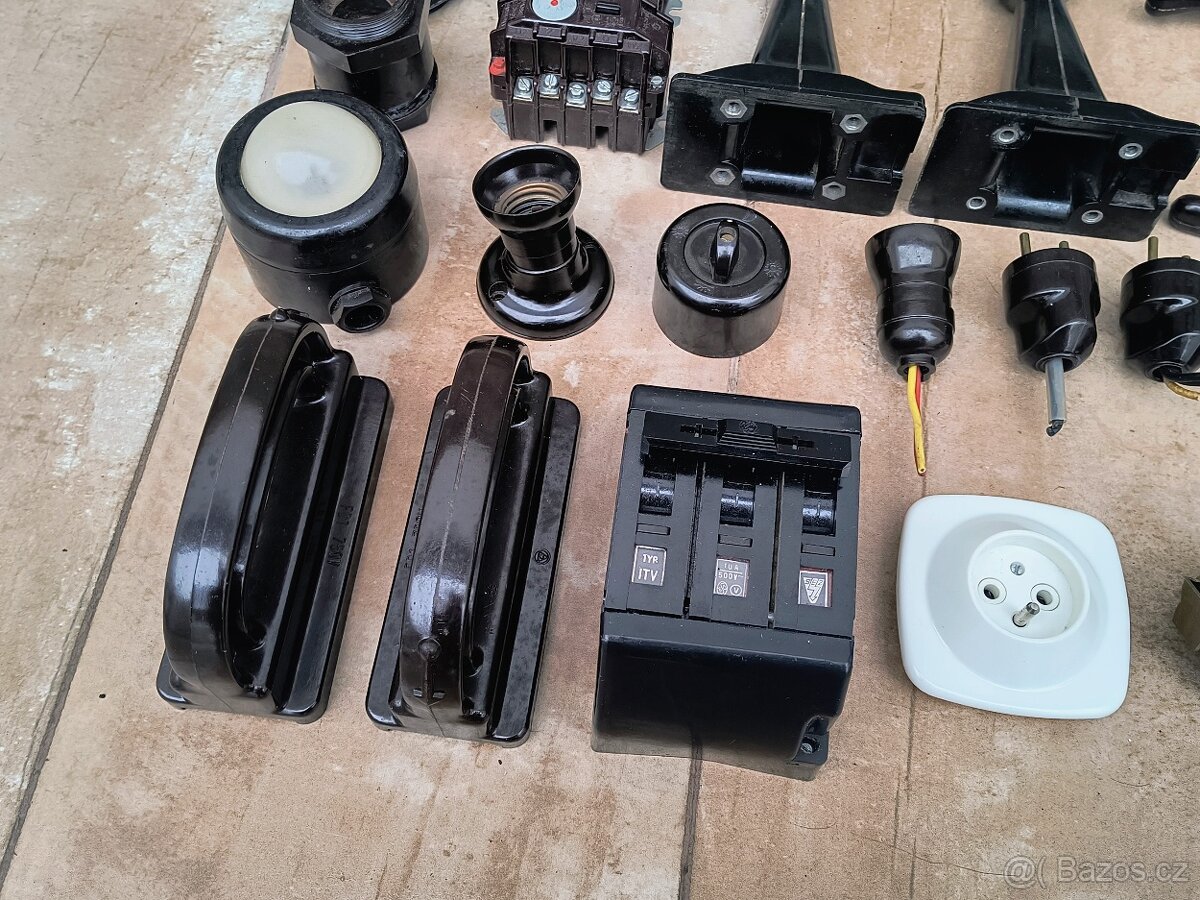 Starožitné bakelitové věci (jističe, kryty, zásuvky...) - 3