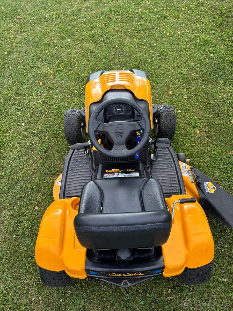 Zahradní traktor Cub Cadet i1046 - 3