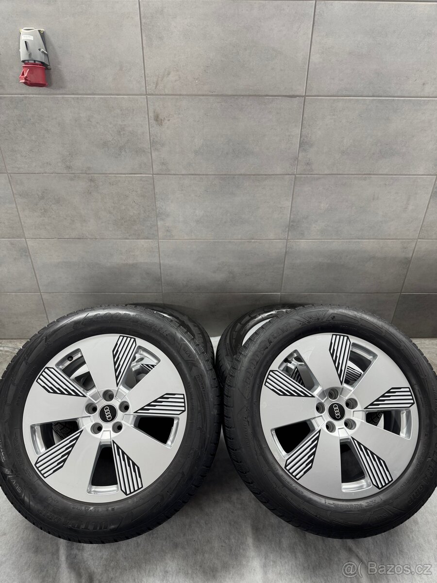 ORIGINÁLNÍ ZIMNÍ ALU SADA AUDI E-TRON R19 - 3