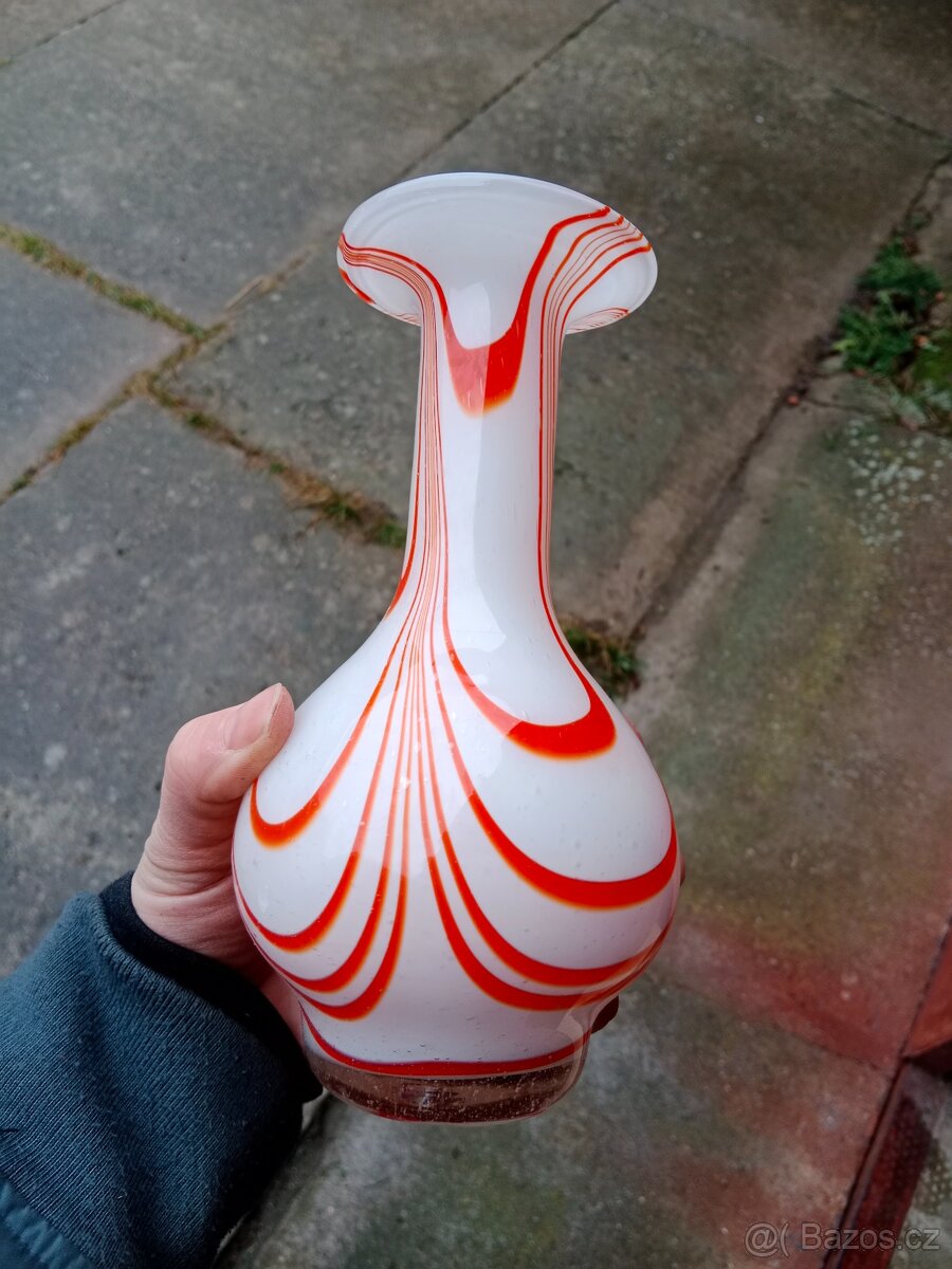Váza s bílým opálovým a červeným linkovaným dekorem - 3