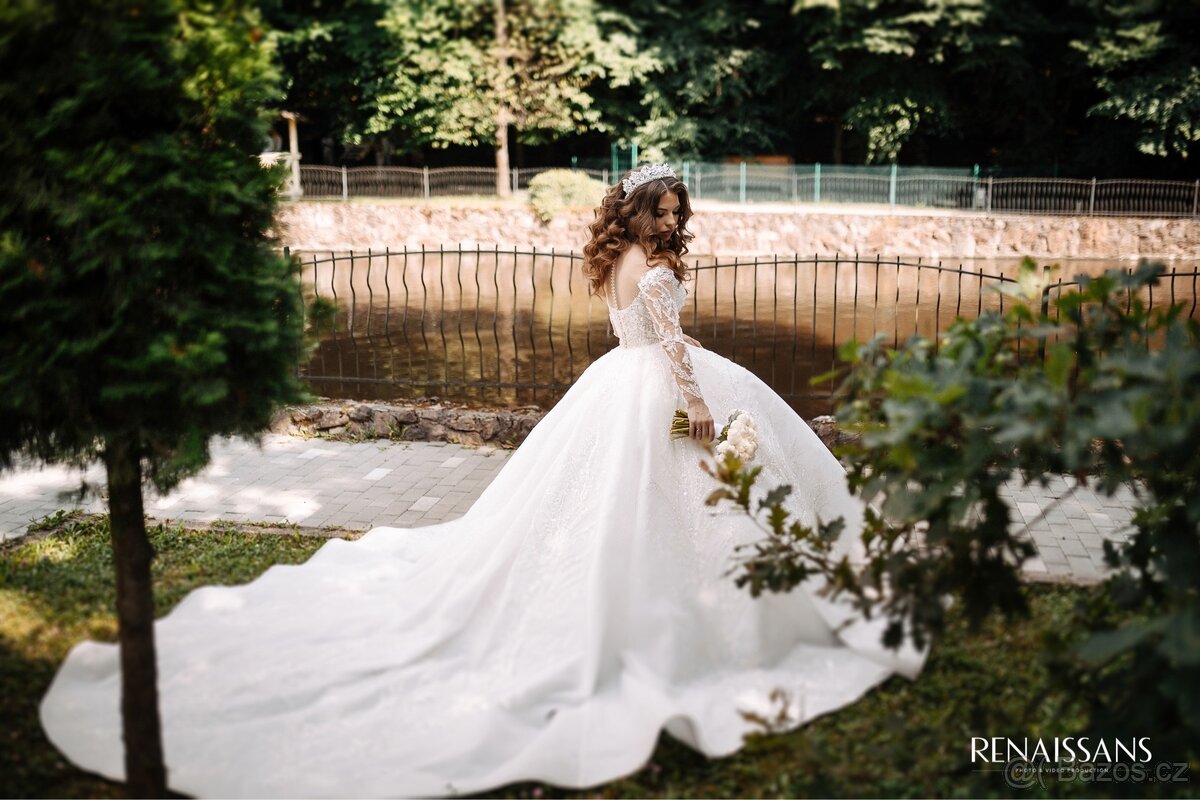 Svatební šaty + korunka jako dárek - 3