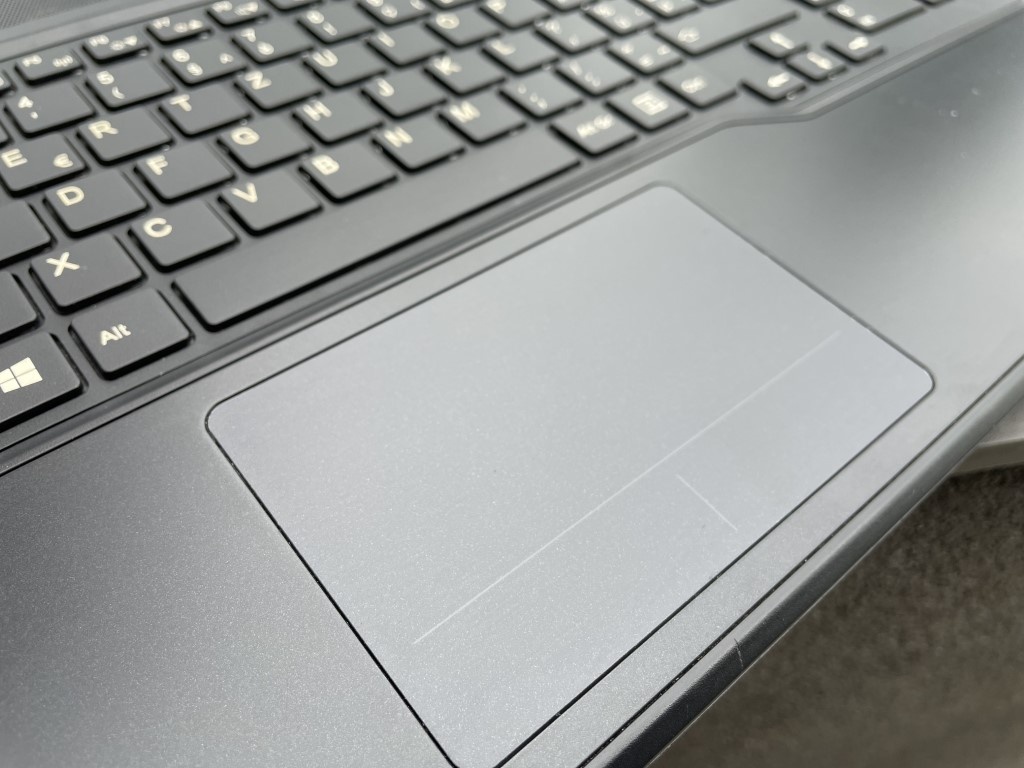 Větší 15.6" notebook na hry s NVIDIA GeForce - 3