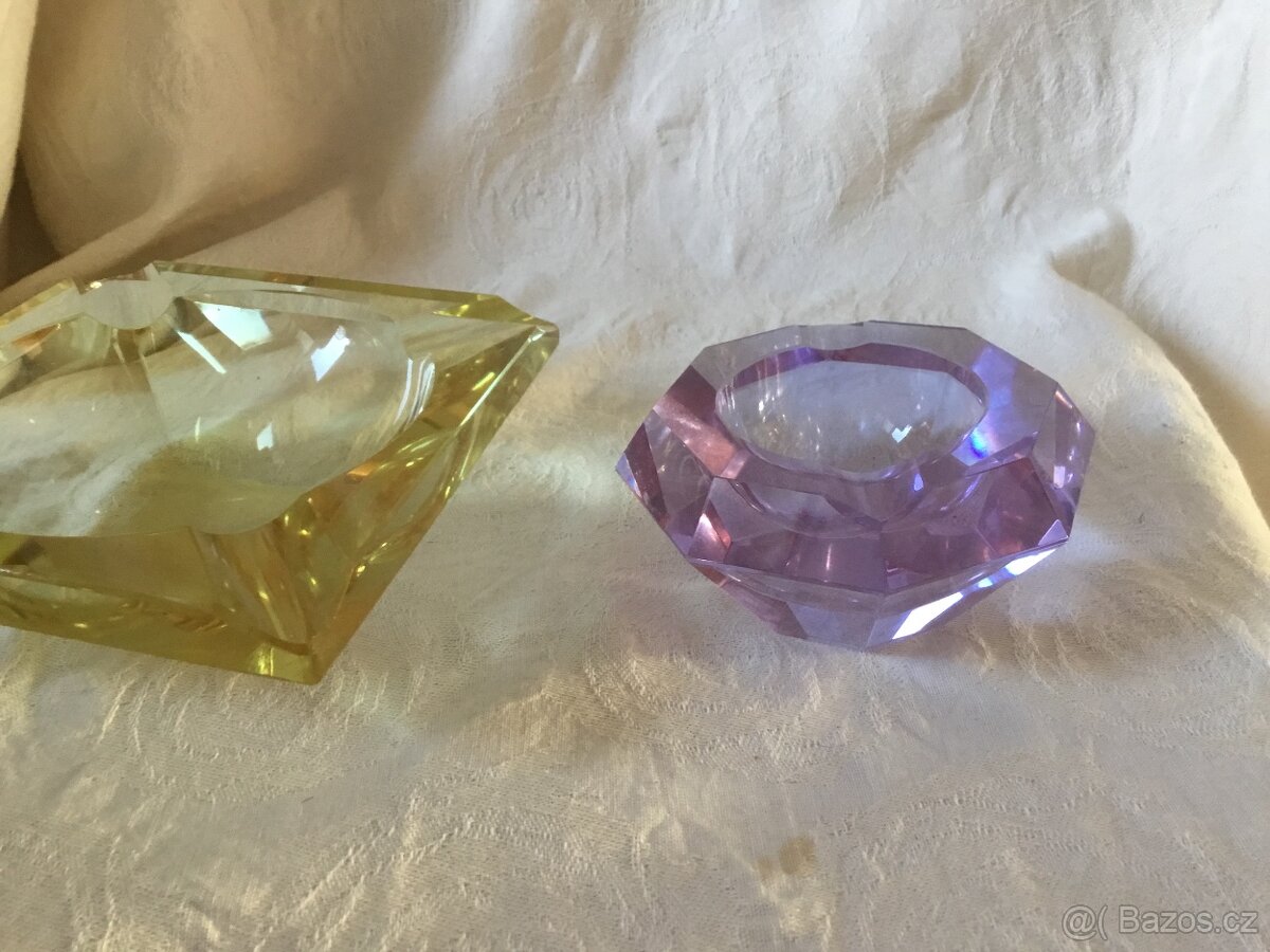 popelnicek v barve alexandrit 1973 - 3