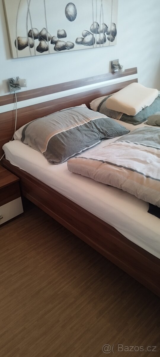 Manželská postel a noční stolky - 3