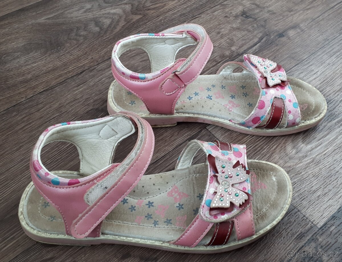 Dívčí obuv různých velikostí - 3