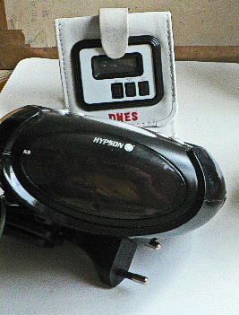 Hodiny, budíky, louskáček, zápalky, hračky aj. - 3