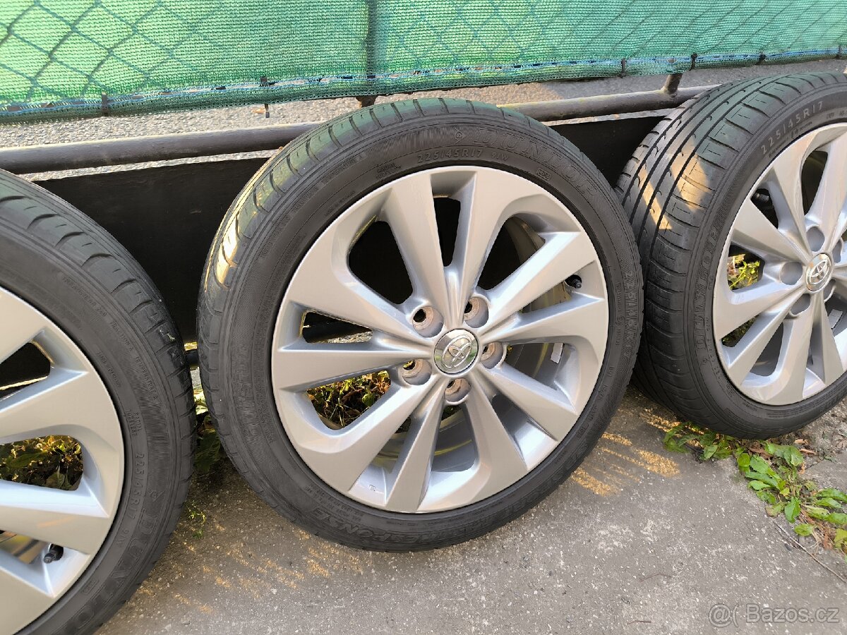ALU kola Toyota Corolla 5x114,3 R17, Originál,pneu 7mm - 3