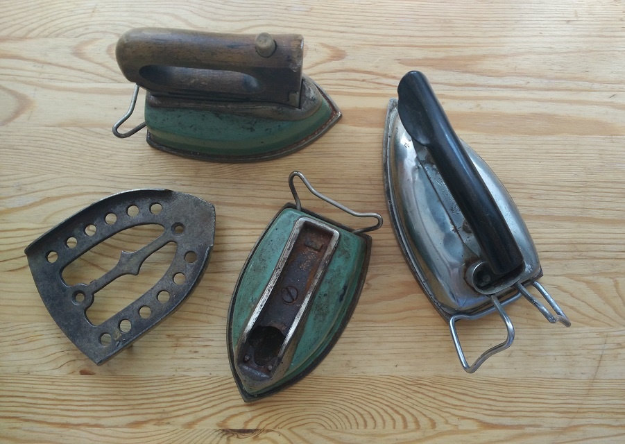 3x žehličky starožitné, retro, stará žehlička, antik stojan - 3