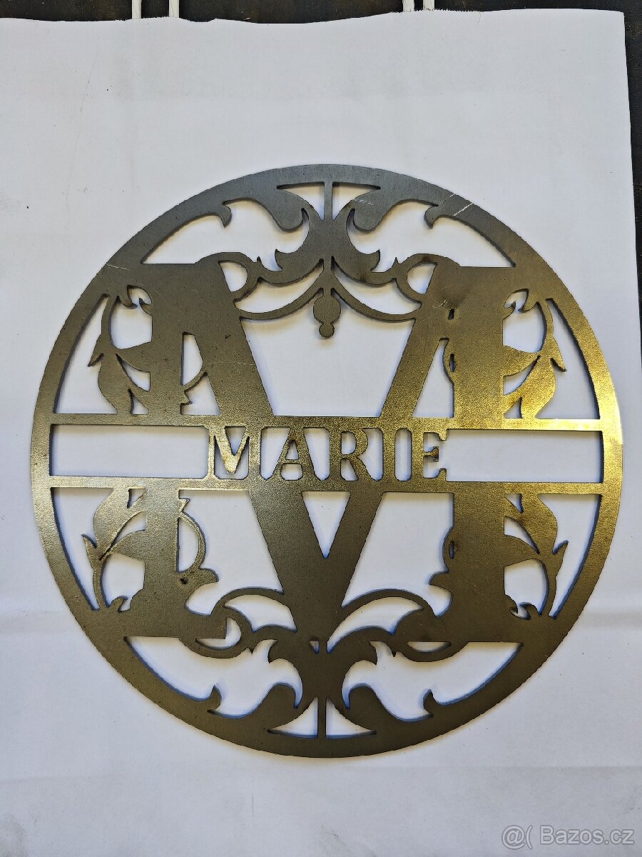 Kovová dekorace na zeď – monogram „V“, plech 2 mm, 30×30 (be - 3