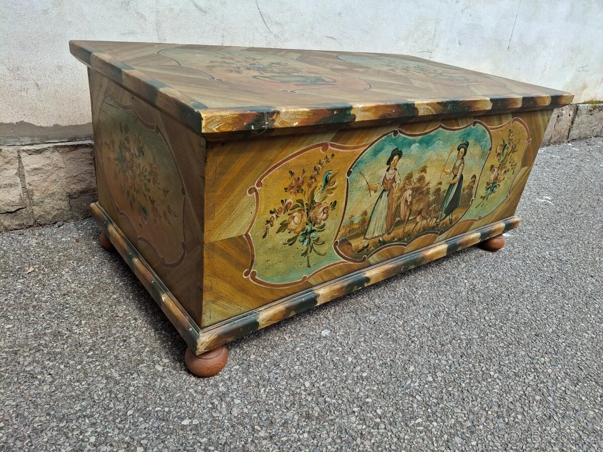 STAROŽITNÁ KRÁSNĚ MALOVANÁ TRUHLA PO RENOVACI - 3