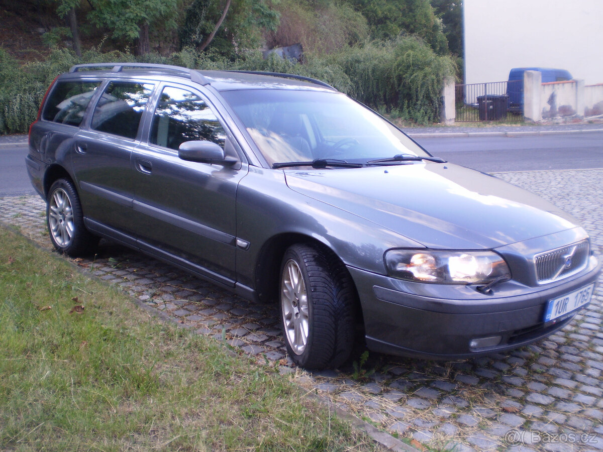 PRODÁM VOLVO V70 D5 AWD 120 kw r.v.2004 T.K.2026 4X4 - 3