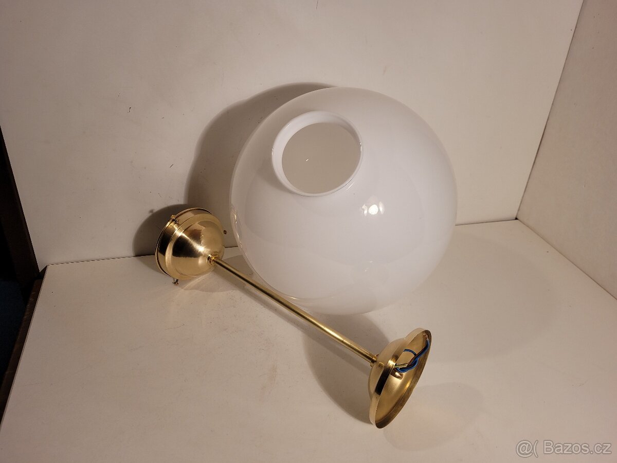 mosazný lustr, velká bílá opálová koule 30 cm - 3