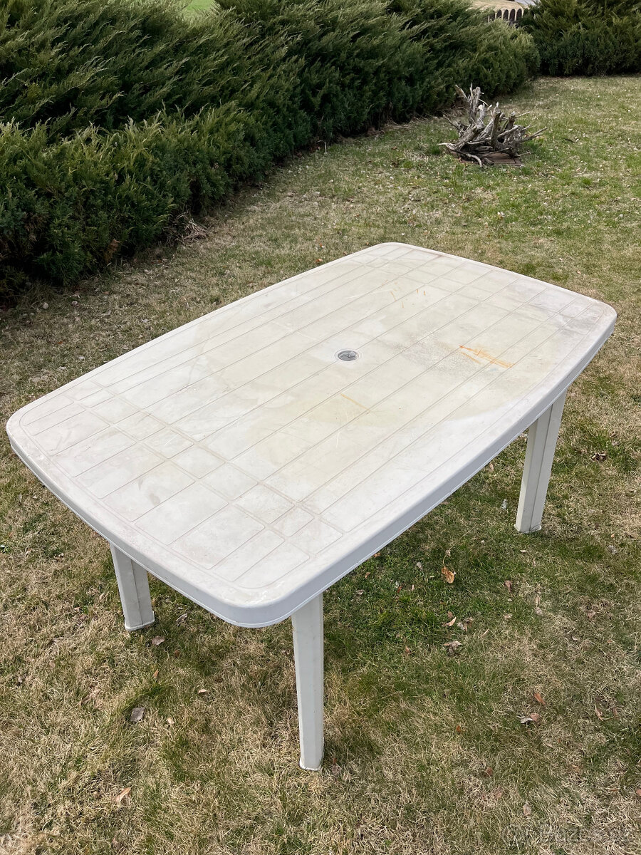 Velký plastový stůl - 3