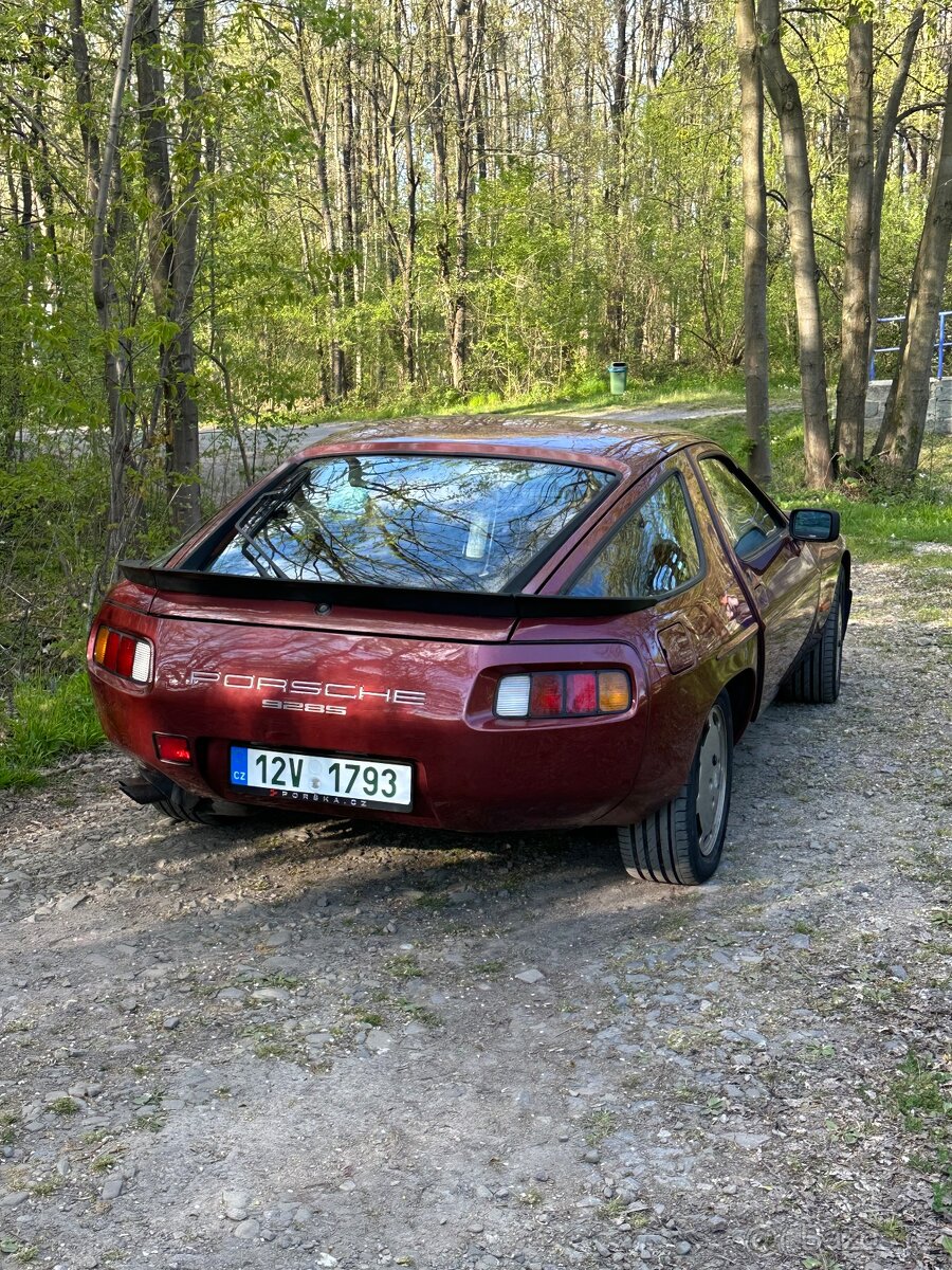 PORSCHE 928S - 3