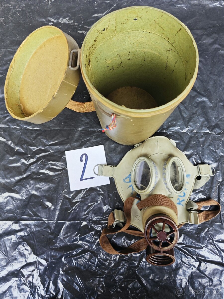 Staré obaly a plynové masky - 3