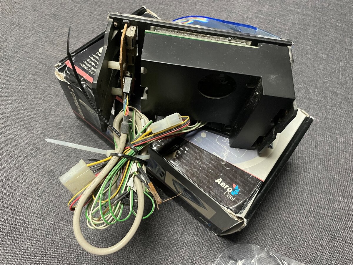 AeroCool GateWatch 2 Black – multifunkční panel 2×5,25″ (mon - 3