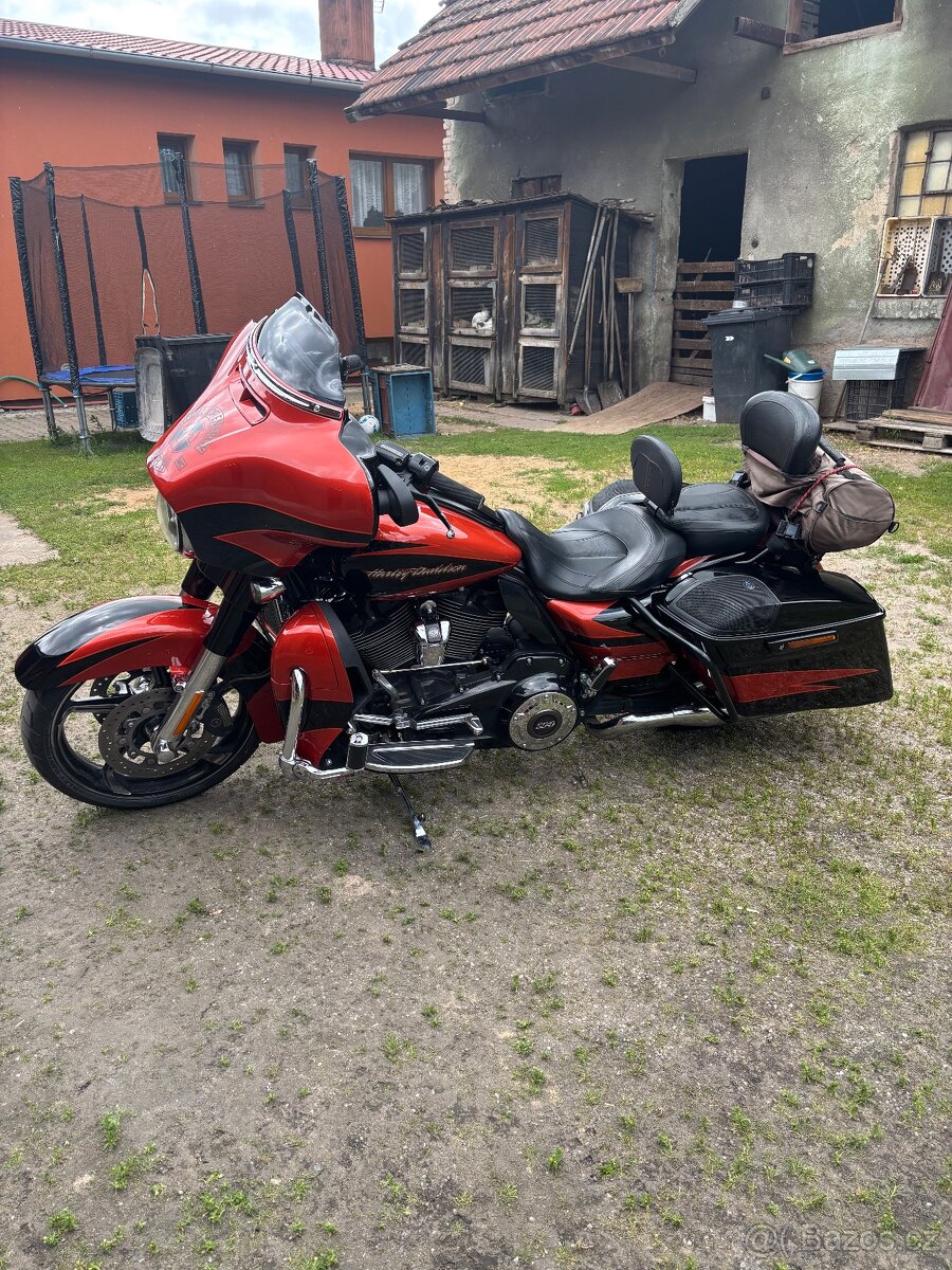Harley Davidson Street Glide CVO - 3