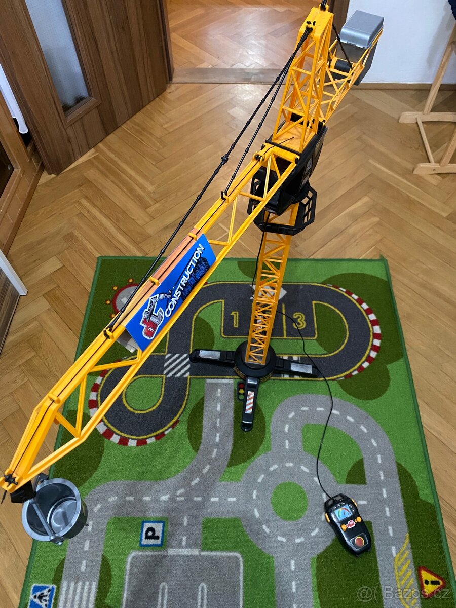 Stavební jeřáb na ovládání. - 3