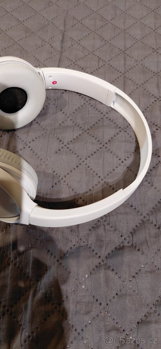 Sluchatka sony a ješté jedny...celkem 1300kč - 3