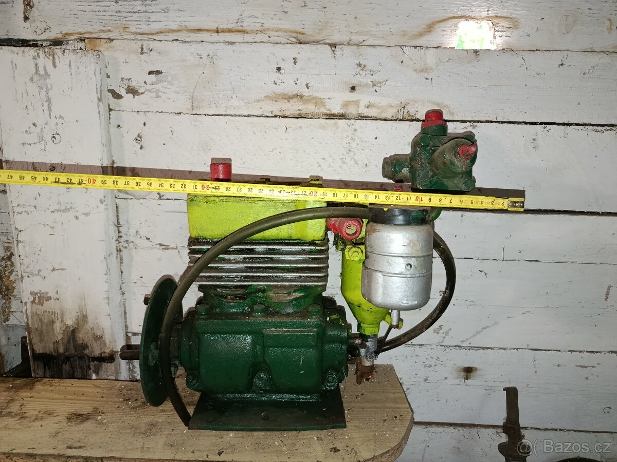 Starý masivní vzduchový kompresor - 3