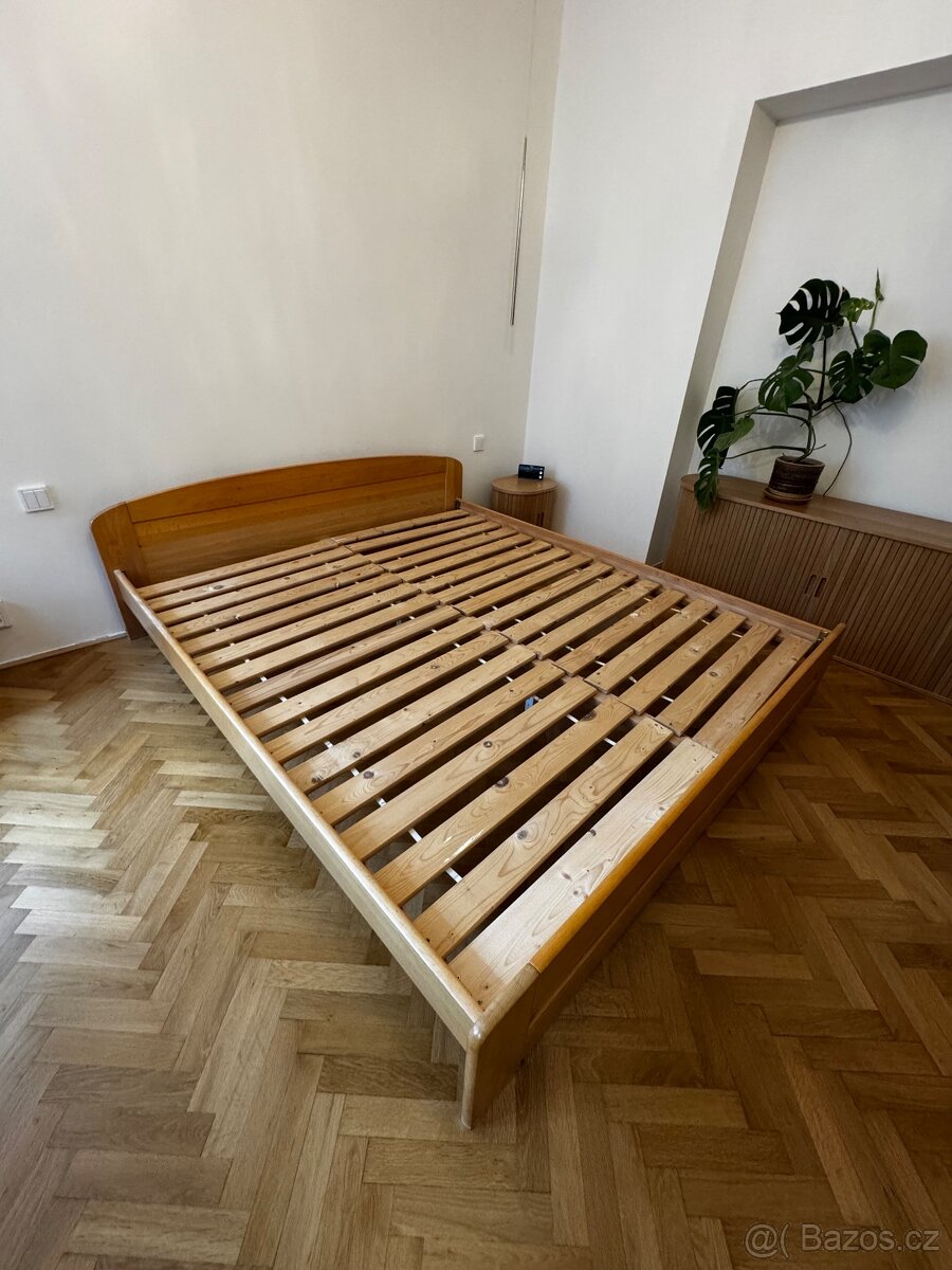 Manželská postel masiv s matracemi - 3