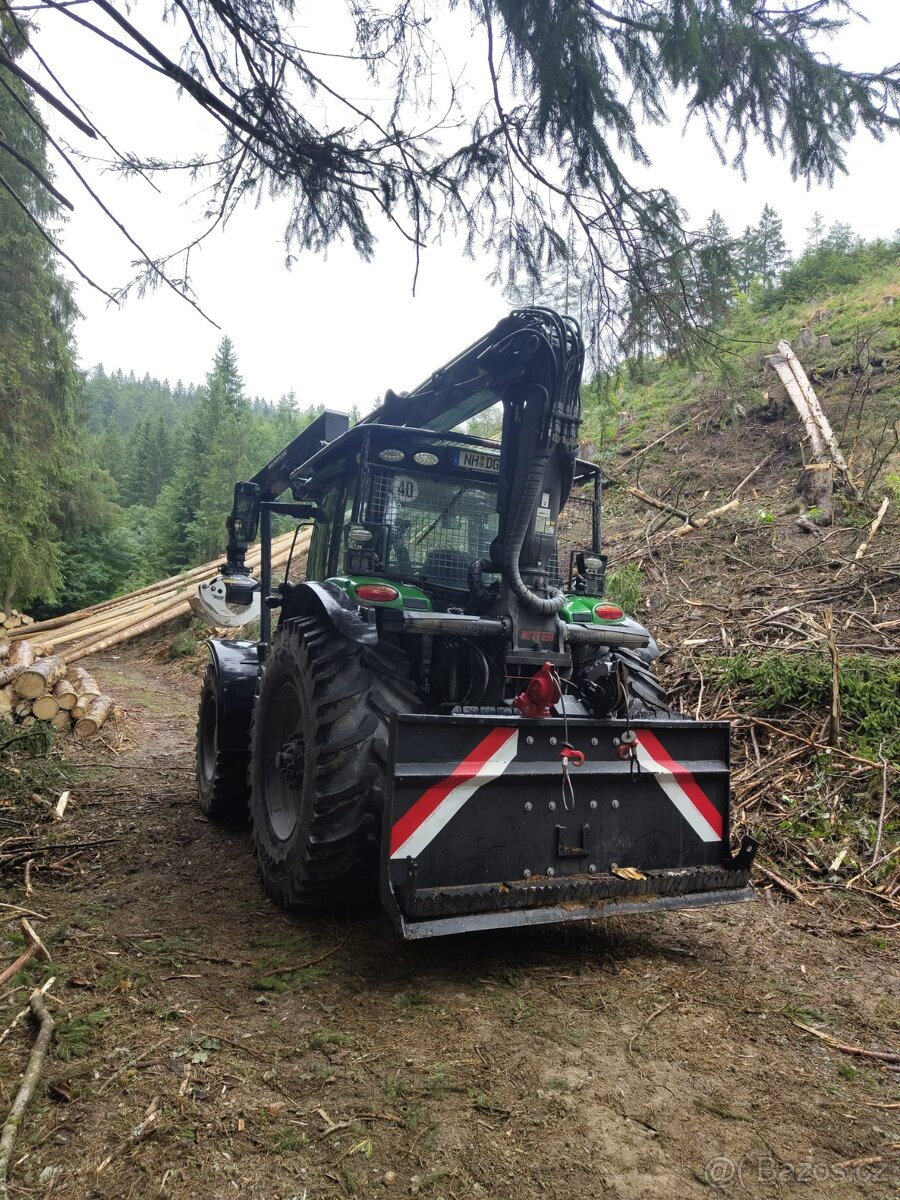 Lesní traktor JOHN DEERE 6145R + vyvážečka - 3