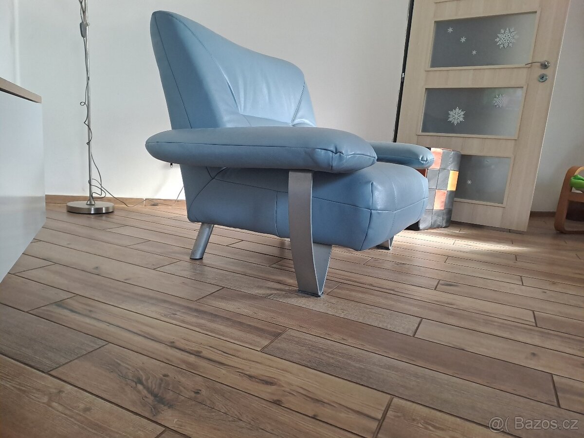 Koženkové světle modré křeslo - 3