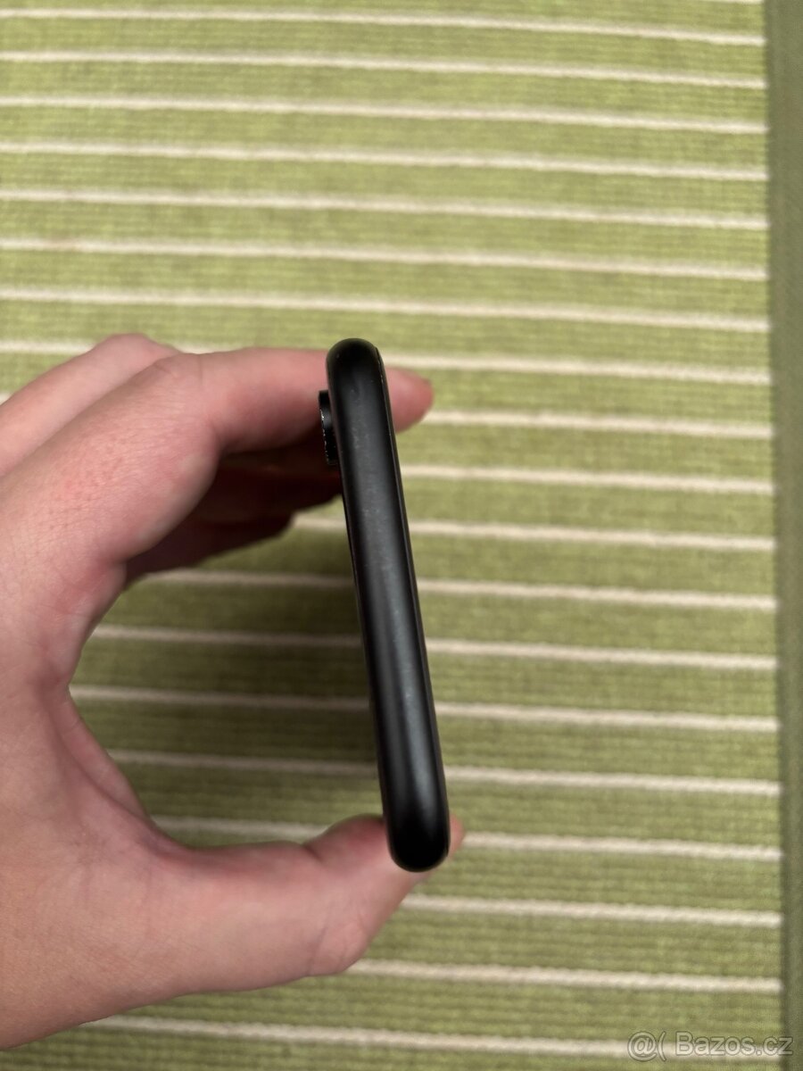 Iphone XR 64GB černý, bat.80%, 14 krytů - 3