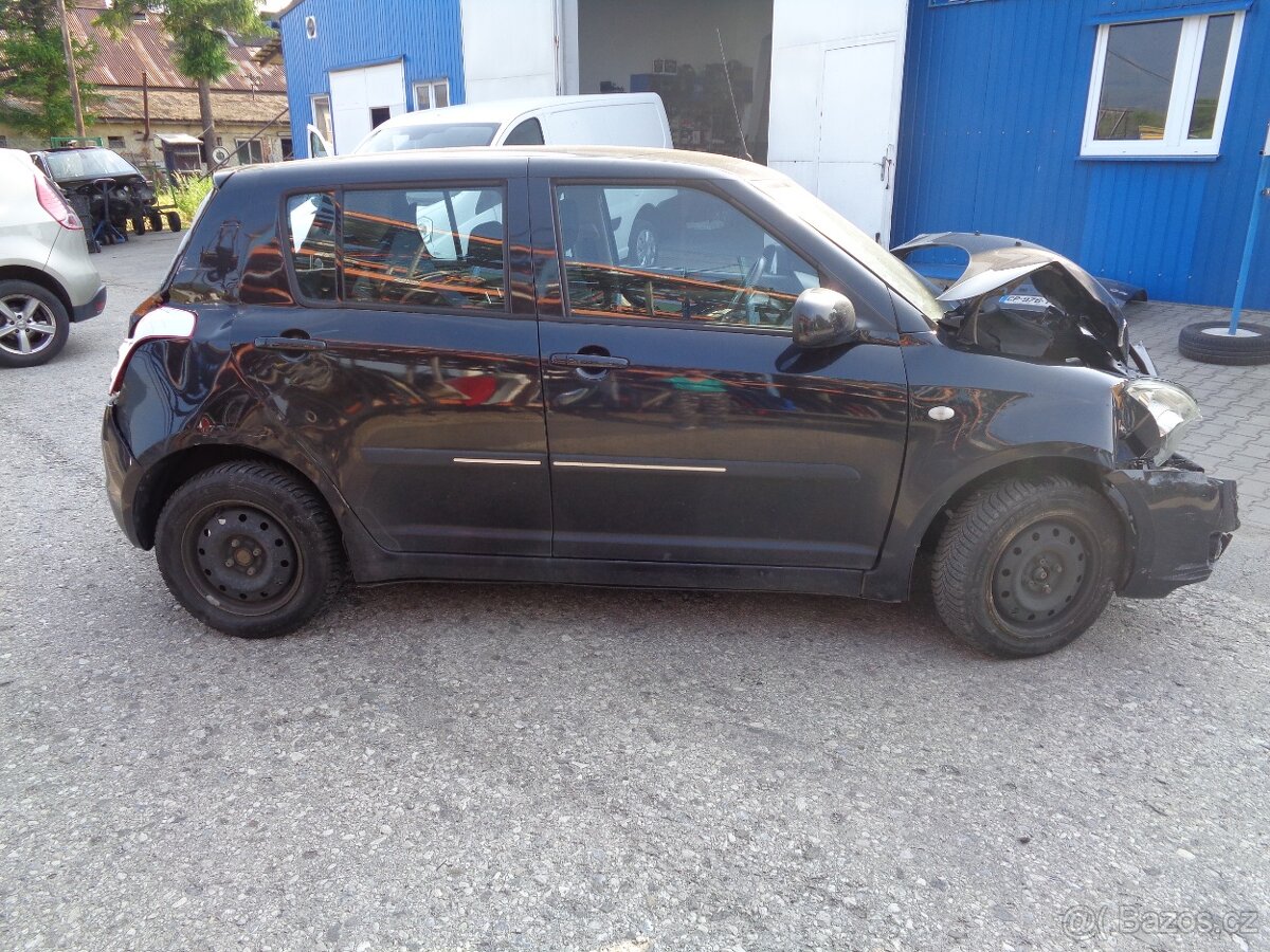 Suzuki swift 1,3i 67,3kw, Rozprodám na náhradní díly - 3