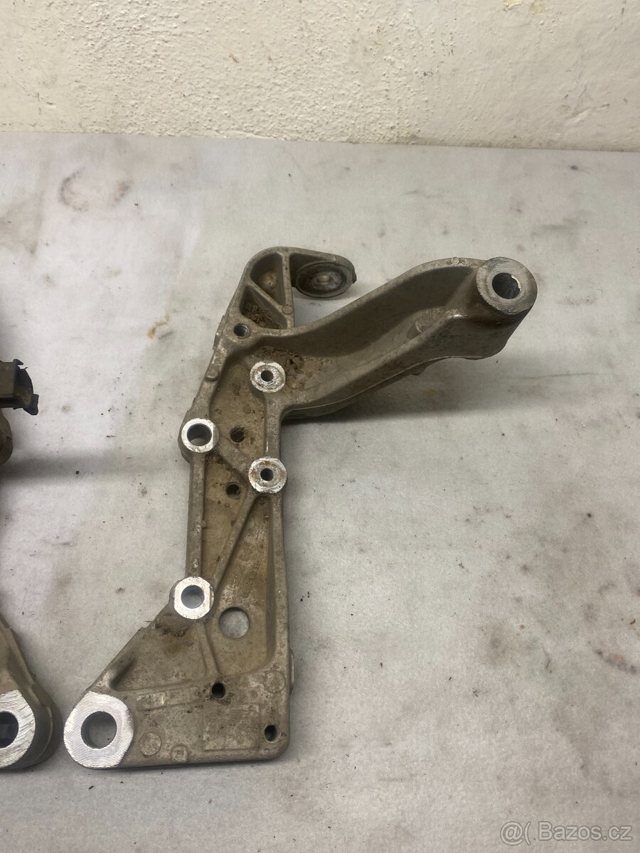 ŠKODA OCTAVIA 2 2004-2013 - KONZOLE PŘEDNÍCH RAMEN - 3