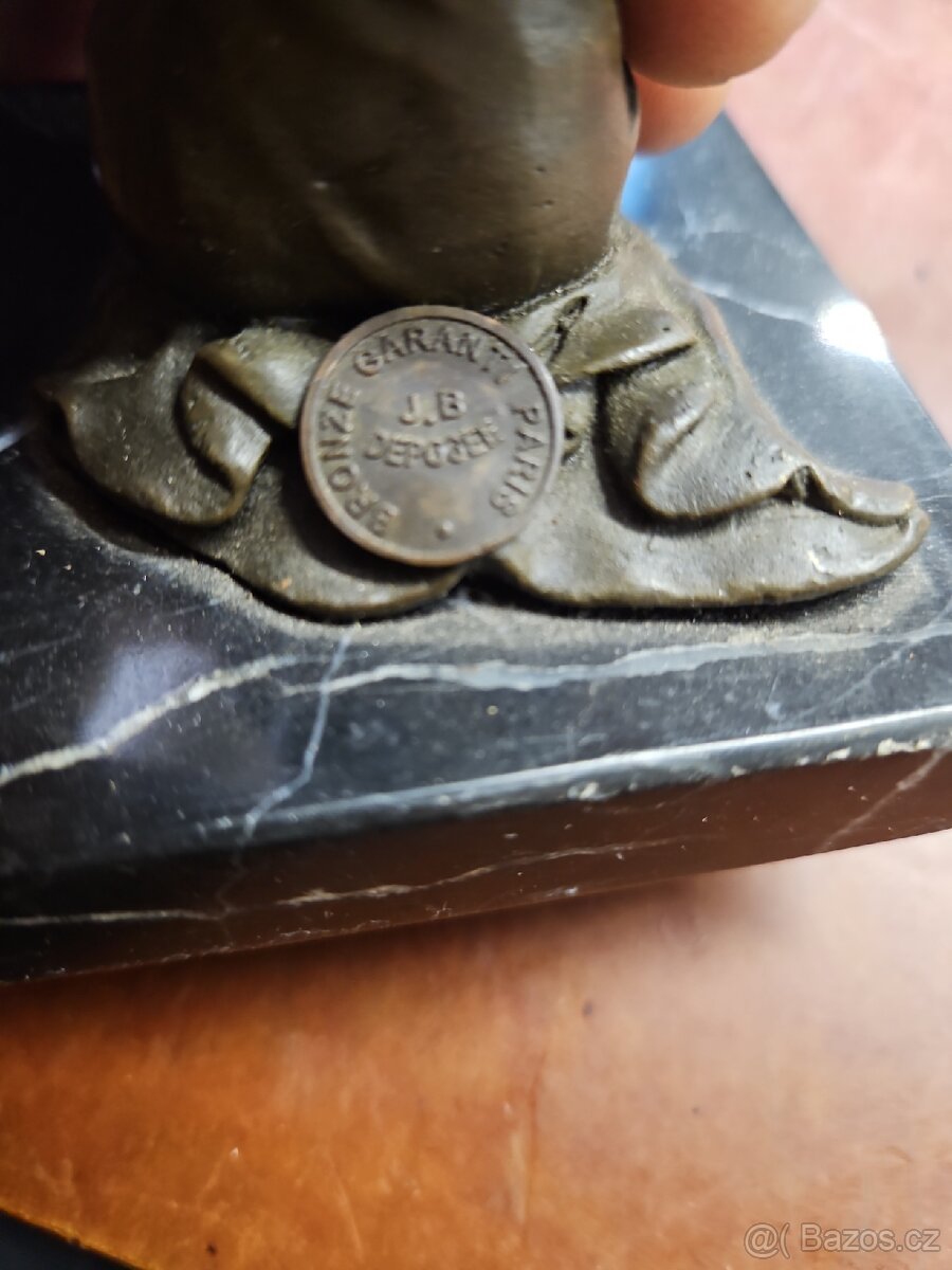 Bronzová socha matky s dítětem - 3