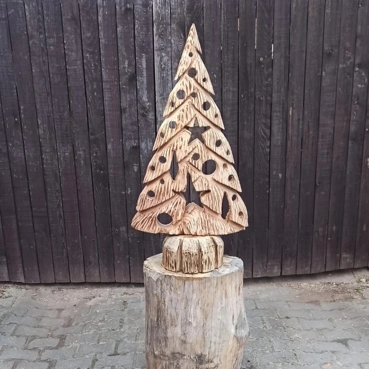 Vánoční dekorace stromek motorovou pilou - 3