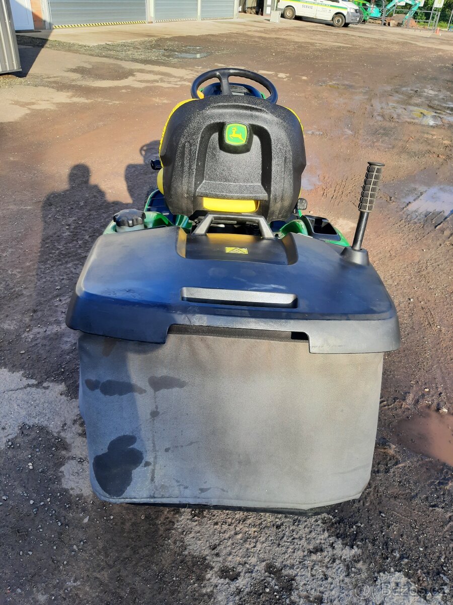 Zahradní traktor John Deere X300R - 3