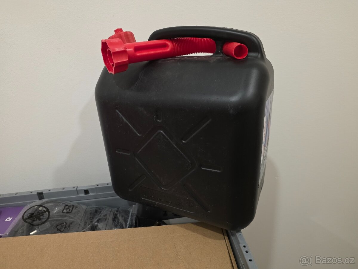 Sada plastových kanystrů. - 3