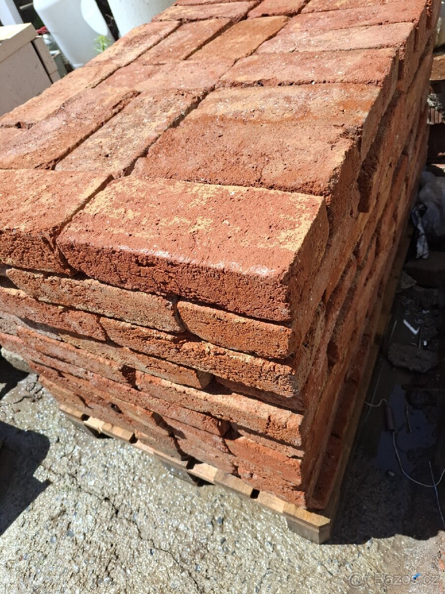 Stare pálené cihly očištěné na paletach - 3