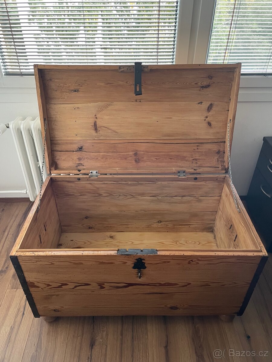 Dřevěná truhla s kováním české výroby - 3