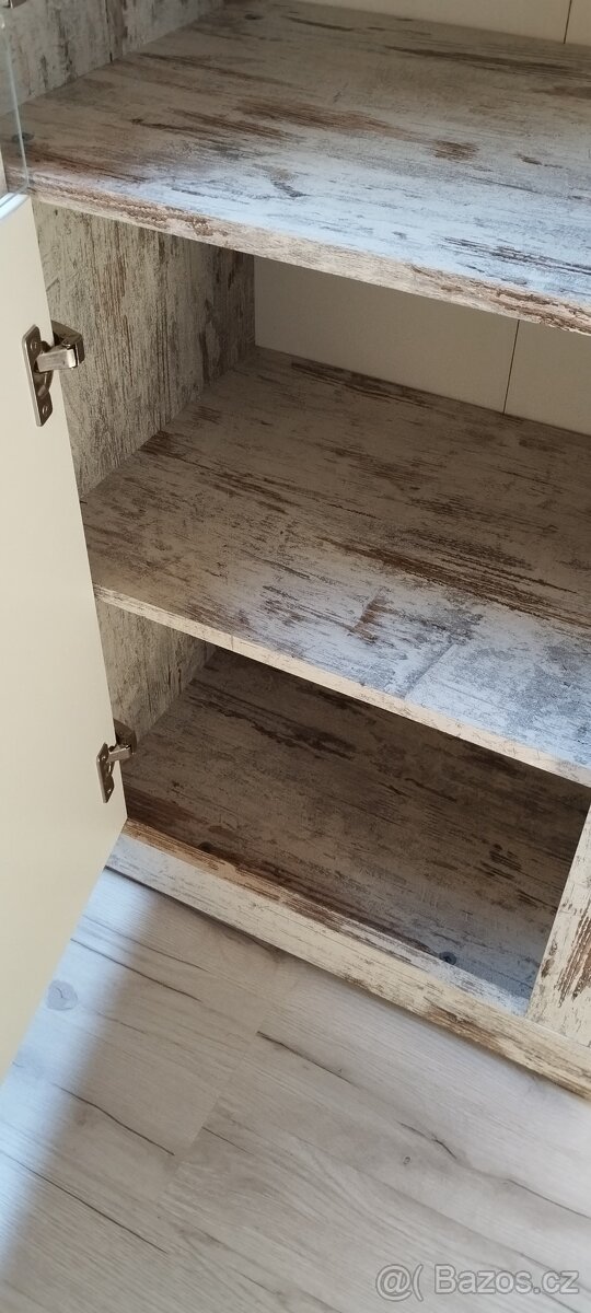 Skříň, vitrína - 3