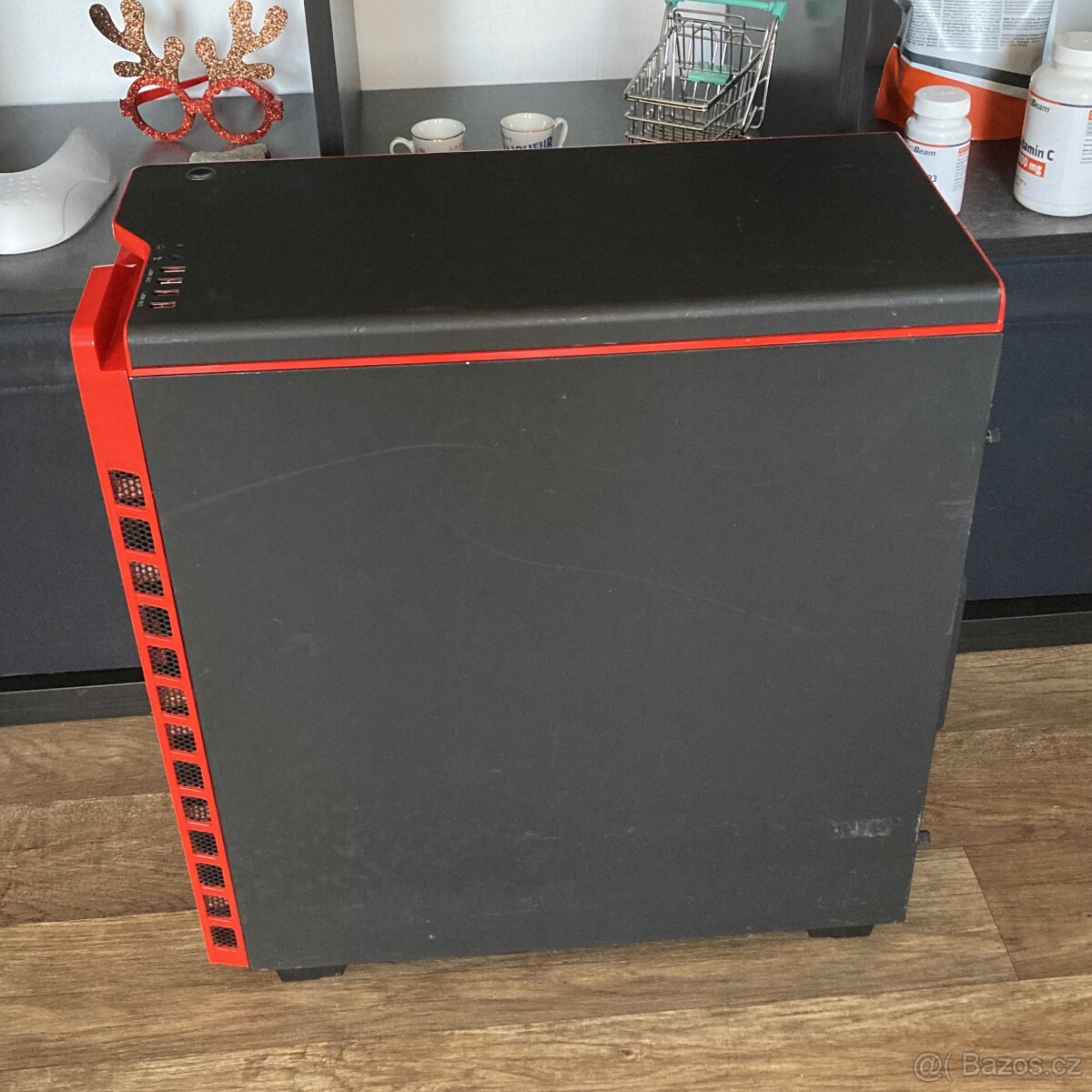 Prostorná PC skříň NZXT H440 (černo-červená) - 3