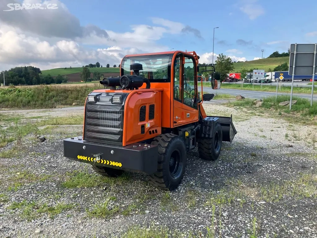 KOLOVÝ KLOUBOVÝ NAKLADAČ 920T - 3