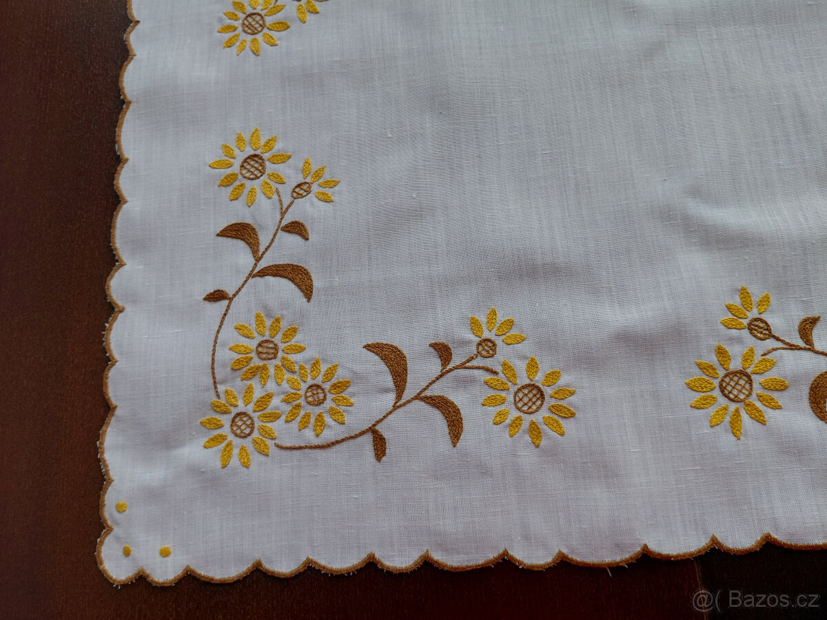Ručně vyšívaná retro dečka 65x65cm - 3