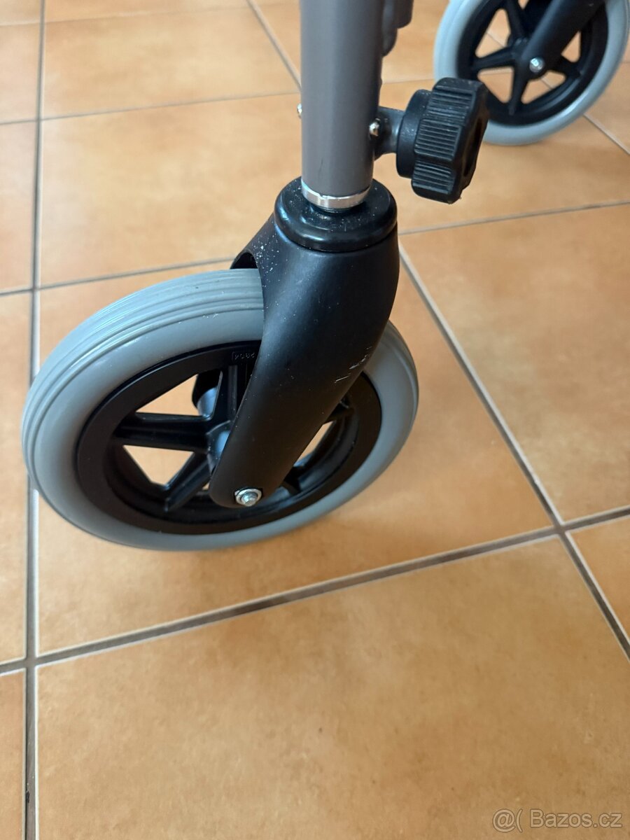Invalidní chodítko s brzdou a taškou - 3
