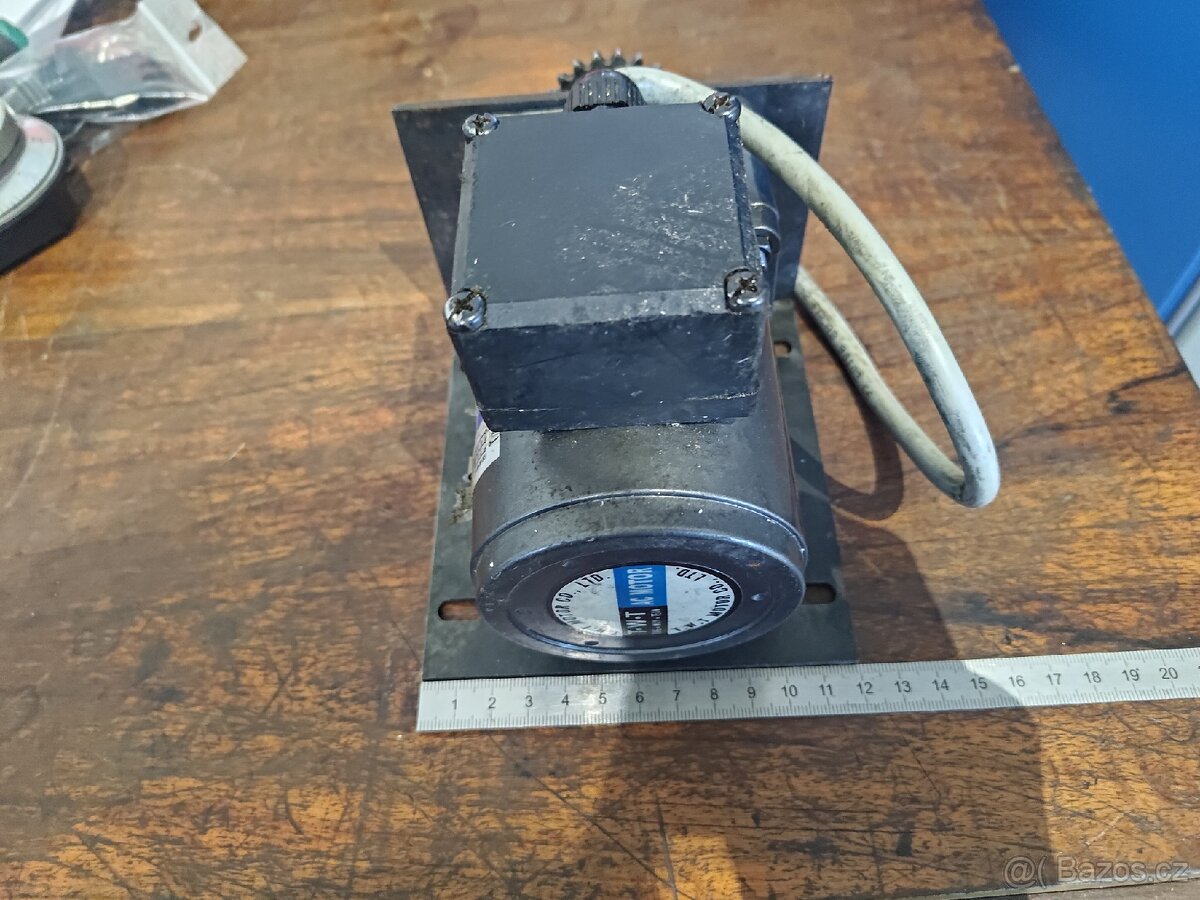 Malý elektromotor s převodovkou - 3