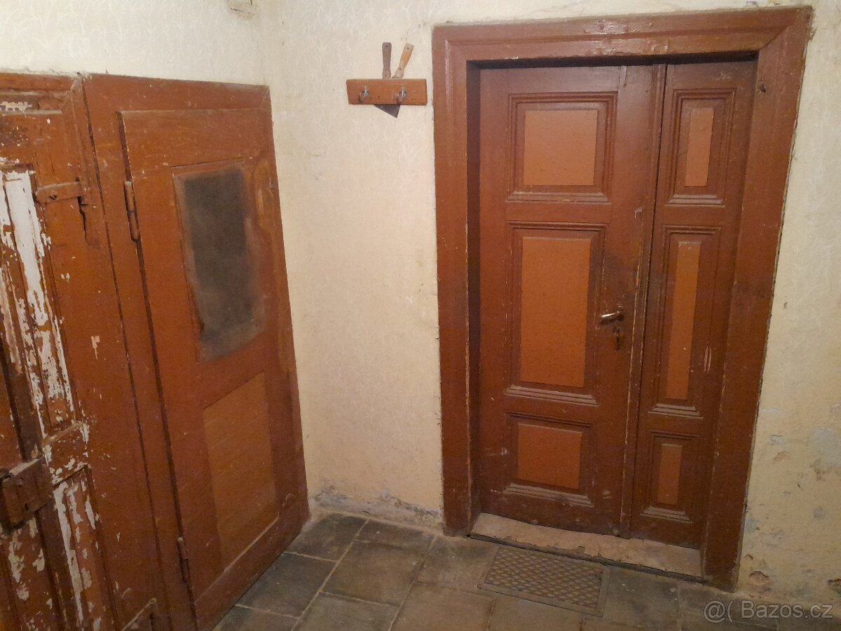 Soubor starožitných dřevěných dveří s futry - 3