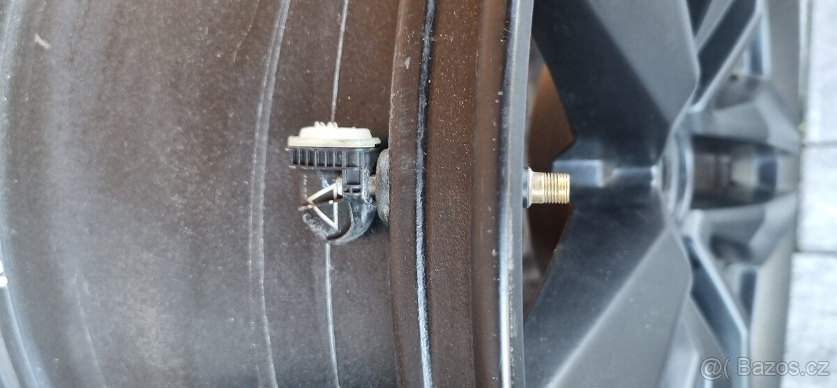 Prodám zimní sadu kol Ford Mustang od 2015 - 3