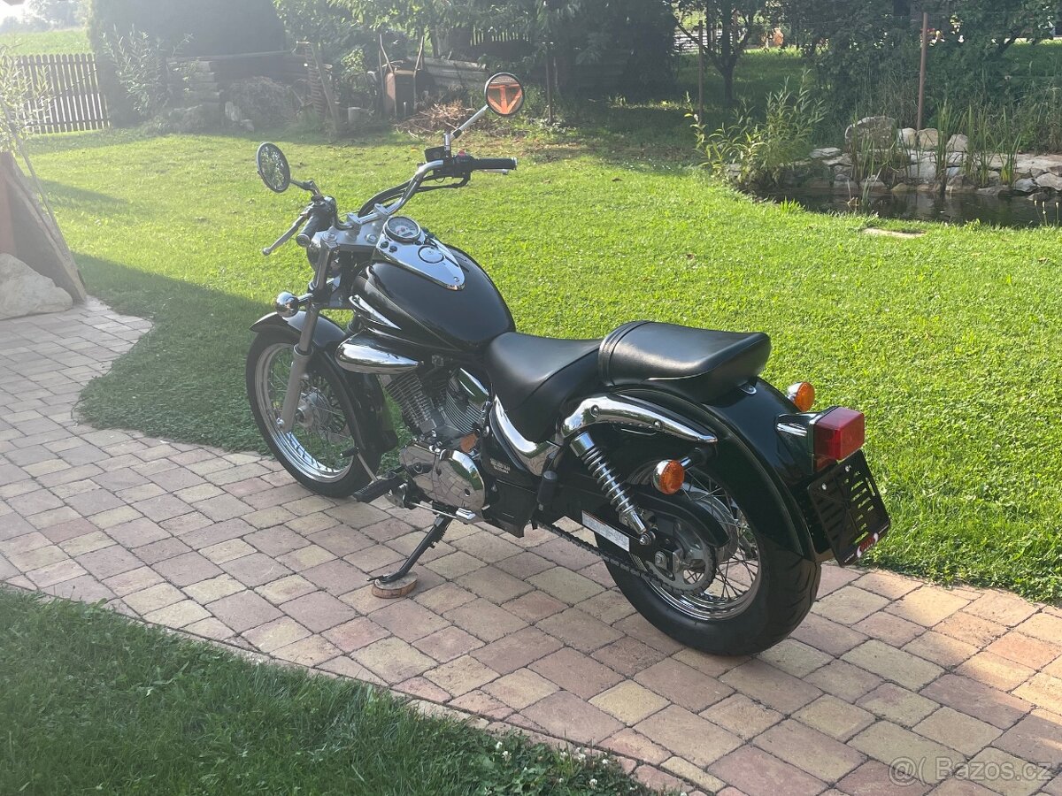 Suzuki VL250 Intruder - 3