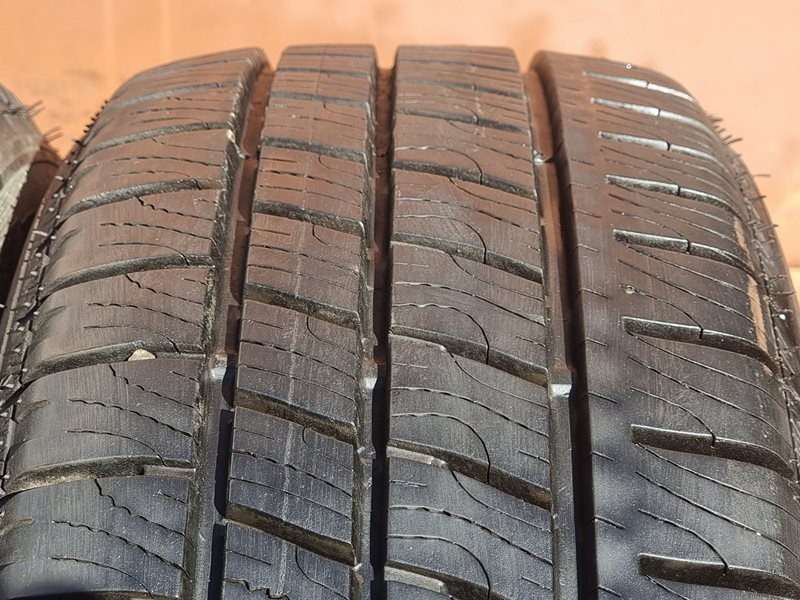 Celoroční Goodyear 215/65/15C - 3