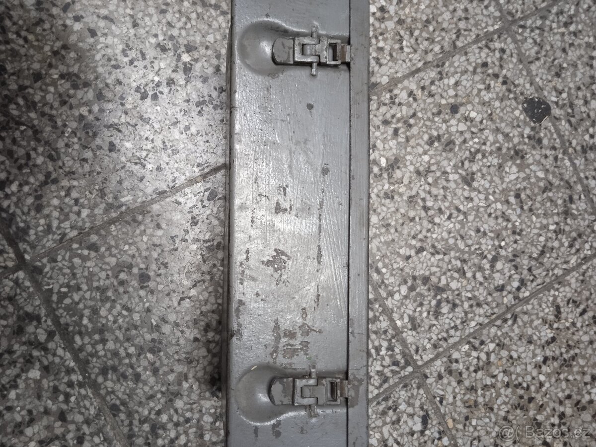 Stará plechová bedna na nářadí. - 3