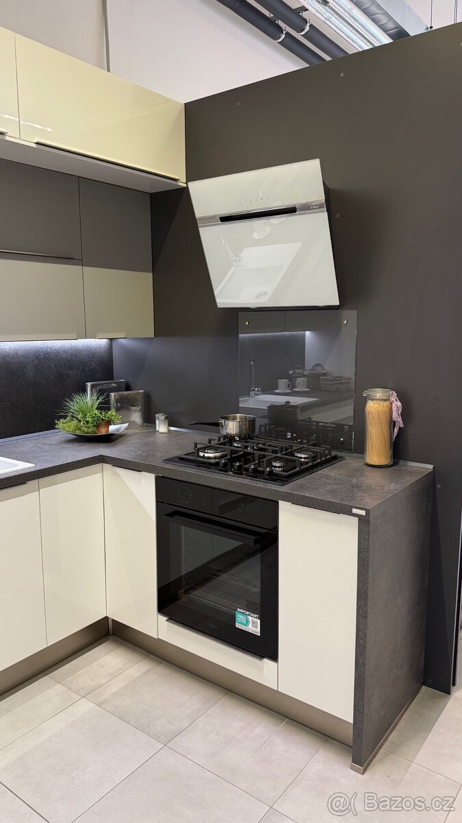 Nová kuchyňská linka Oresi rohová, z expozice. - 3