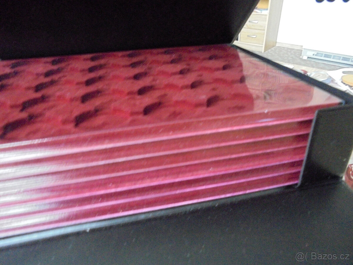 Kufřík a zásuvky na mince. - 3