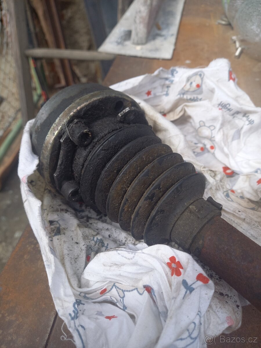 Pravá poloosa golf mk3 1.6 74kW - 3